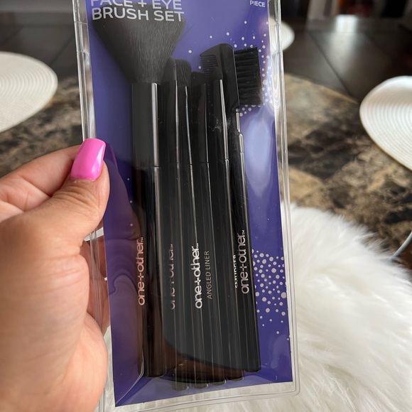 One+Other Face and Eye Brush Set - Picture 3 of 7
